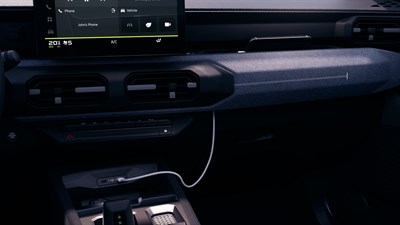 Dacia Striker - passe-câble pour chargeur